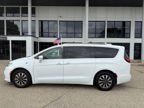 Used 2021 Chrysler Pacifica Touring-L image 8