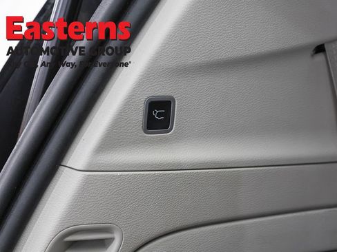 Used 2022 Chrysler Pacifica Touring-L w/ Uconnect Theater Family Group FWD image 24