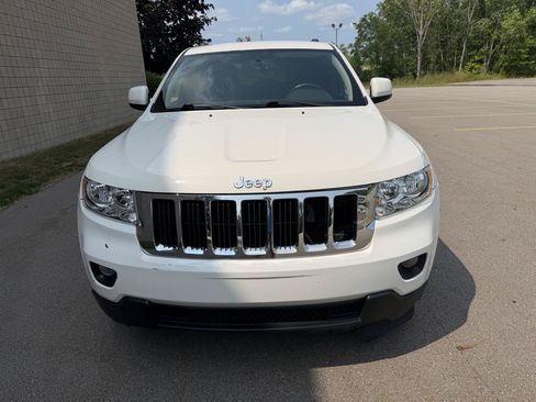 Used 2011 Jeep Grand Cherokee Laredo w/ Security & Convenience Group AWD/4WD image 2