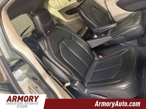 Used 2024 Chrysler Pacifica Touring-L image 31