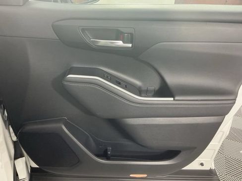 Used 2023 Toyota Highlander XLE AWD/4WD image 13