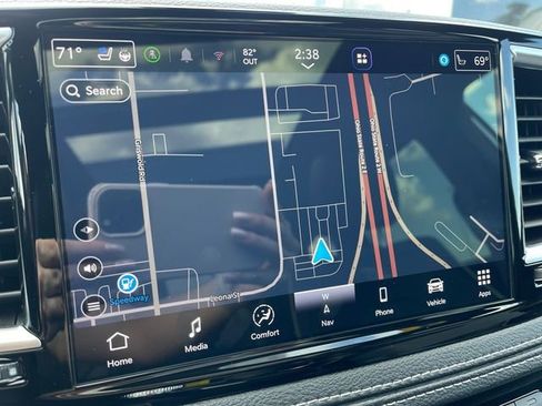 Used 2024 Chrysler Pacifica Premium FWD image 37