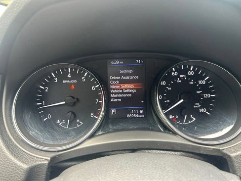 Used 2018 Nissan Rogue SV AWD/4WD image 16