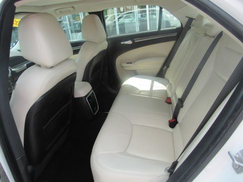 Used 2020 Chrysler 300 Touring L w/ 300 Premium Group AWD/4WD image 15