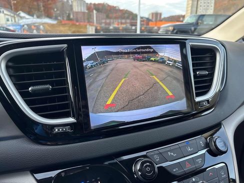 Used 2024 Chrysler Pacifica Touring-L image 26