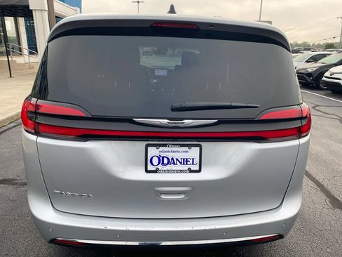 Used 2024 Chrysler Pacifica Touring-L FWD image 5