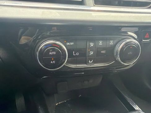 Used 2025 Chevrolet Trax LT FWD image 52