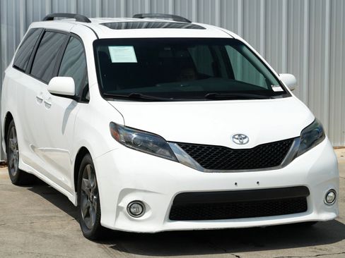 Used 2015 Toyota Sienna SE Premium image 50