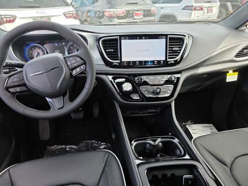 New 2026 Chrysler Pacifica Limited w/ Uconnect Theater Family Group image 10
