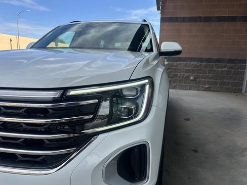 Used 2024 Volkswagen Atlas SE w/ Panoramic Sunroof Package FWD image 9