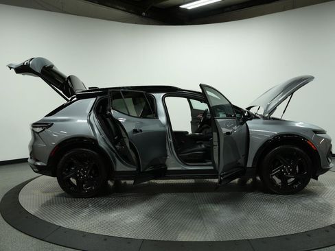 Used 2026 Chevrolet Equinox EV RS w/ Convenience Package II AWD/4WD image 11