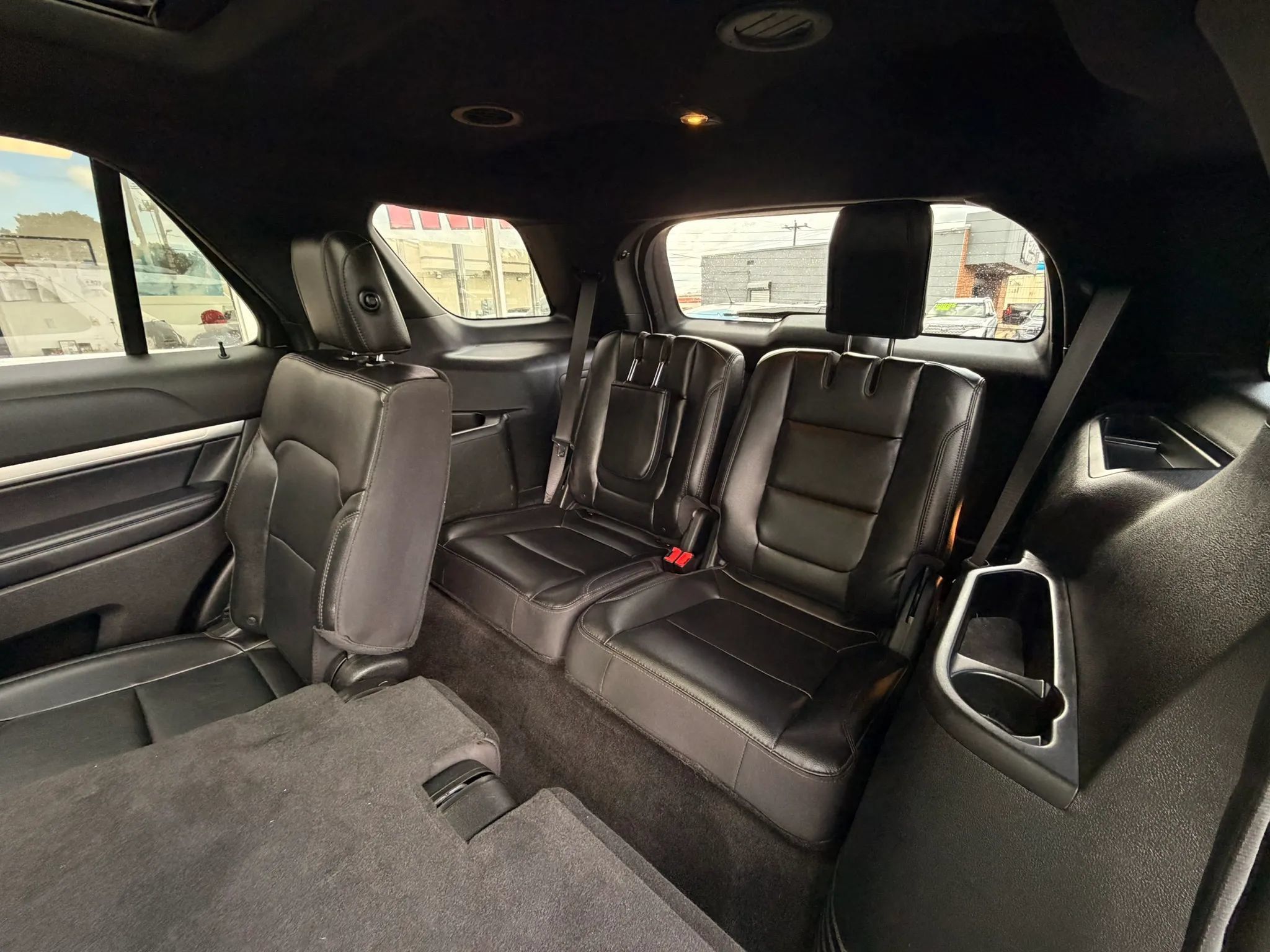 Used 2018 Ford Explorer XLT w/ Equipment Group 202A AWD/4WD image 9