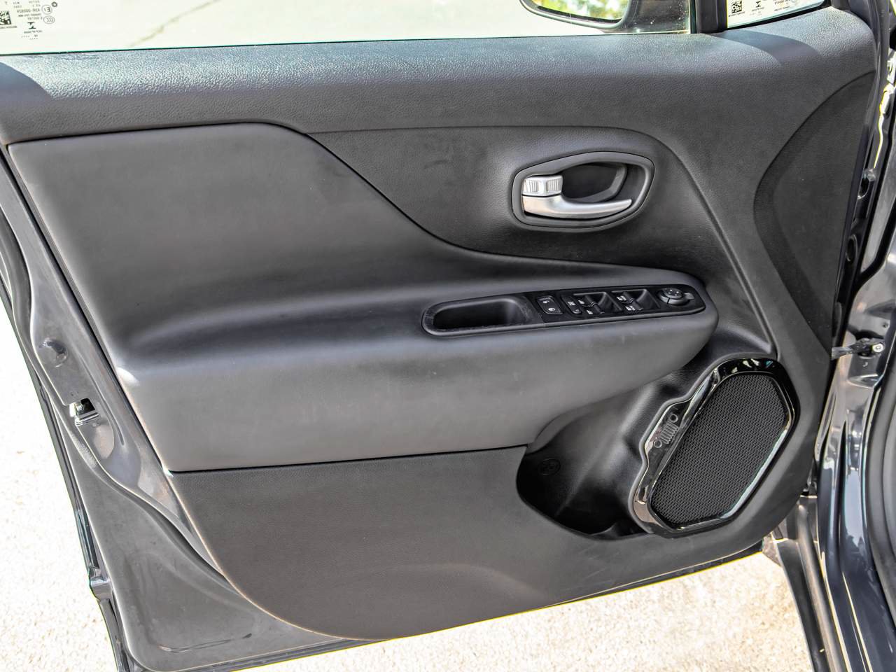 Used 2020 Jeep Renegade Altitude FWD image 9