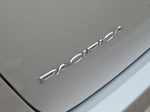 Used 2024 Chrysler Pacifica Touring-L FWD image 11