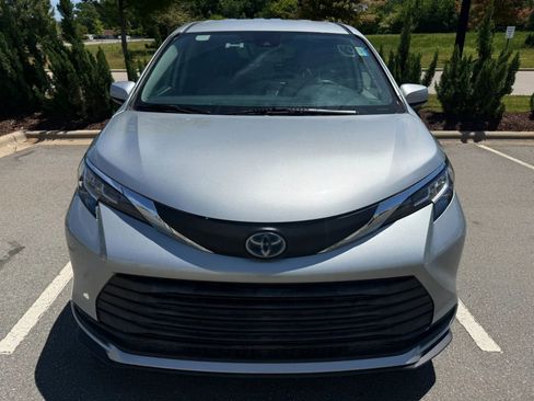 Used 2021 Toyota Sienna LE FWD image 1