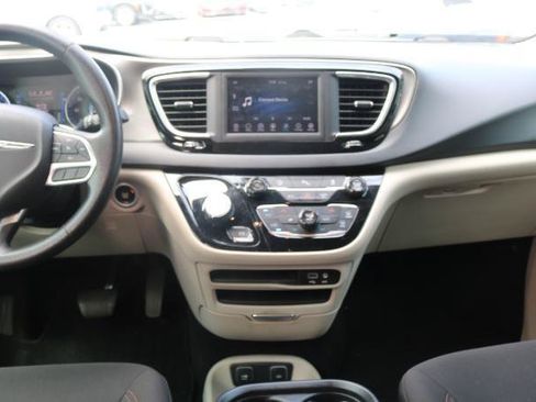 Used 2020 Chrysler Pacifica Touring w/ Tire & Wheel Group FWD image 21