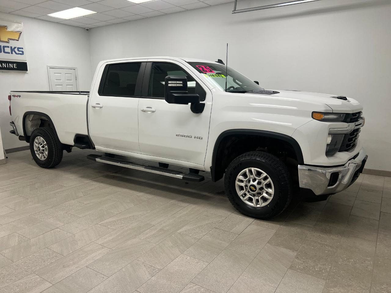 Used 2025 Chevrolet Silverado 2500 LT w/ Convenience Package AWD/4WD image 7