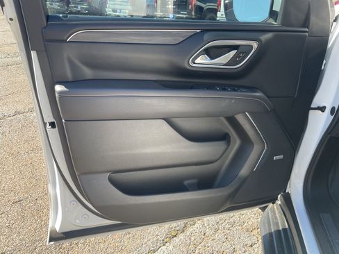 Used 2024 GMC Yukon SLT w/ SLT Luxury Package image 13