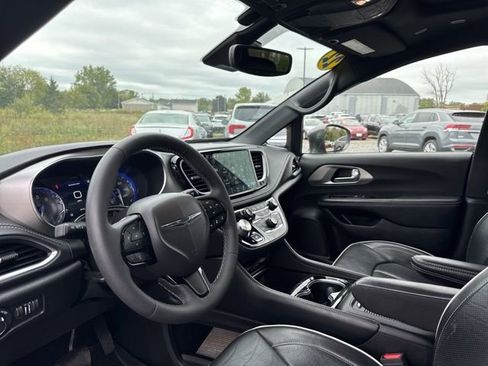 Used 2022 Chrysler Pacifica Limited w/ Uconnect Theater Family Group image 9