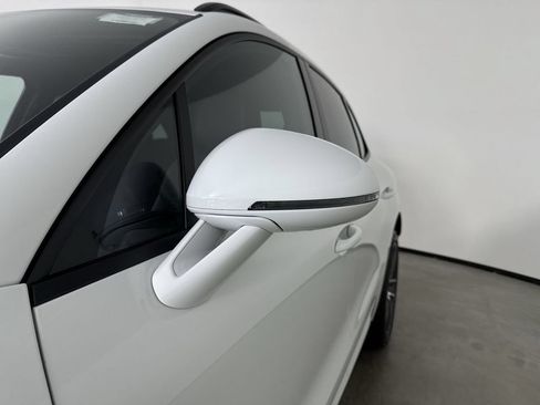 Certified 2025 Porsche Macan AWD/4WD image 12