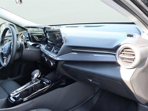 Used 2025 Chevrolet Trax ACTIV w/ Driver Confidence Package image 11