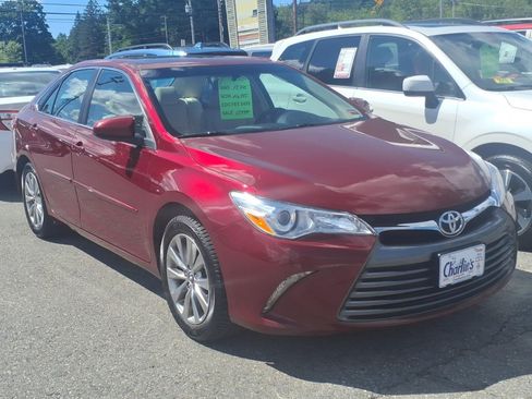 Used 2017 Toyota Camry XLE w/ Moonroof Package FWD image 3