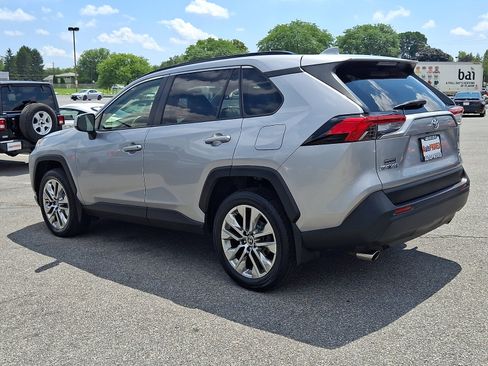 Used 2019 Toyota RAV4 XLE Premium w/ Cold Weather Package AWD/4WD image 4