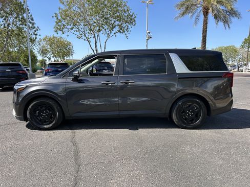 Used 2025 Kia Carnival FWD image 2
