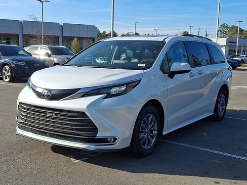 Used 2024 Toyota Sienna XLE image 3