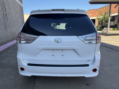 Used 2018 Toyota Sienna SE image 4