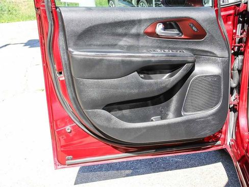 Used 2020 Chrysler Pacifica Limited image 21