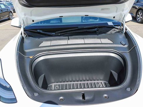 Used 2022 Tesla Model Y Long Range image 27