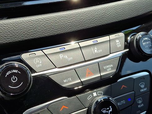Used 2024 Chrysler Pacifica Touring-L FWD image 29