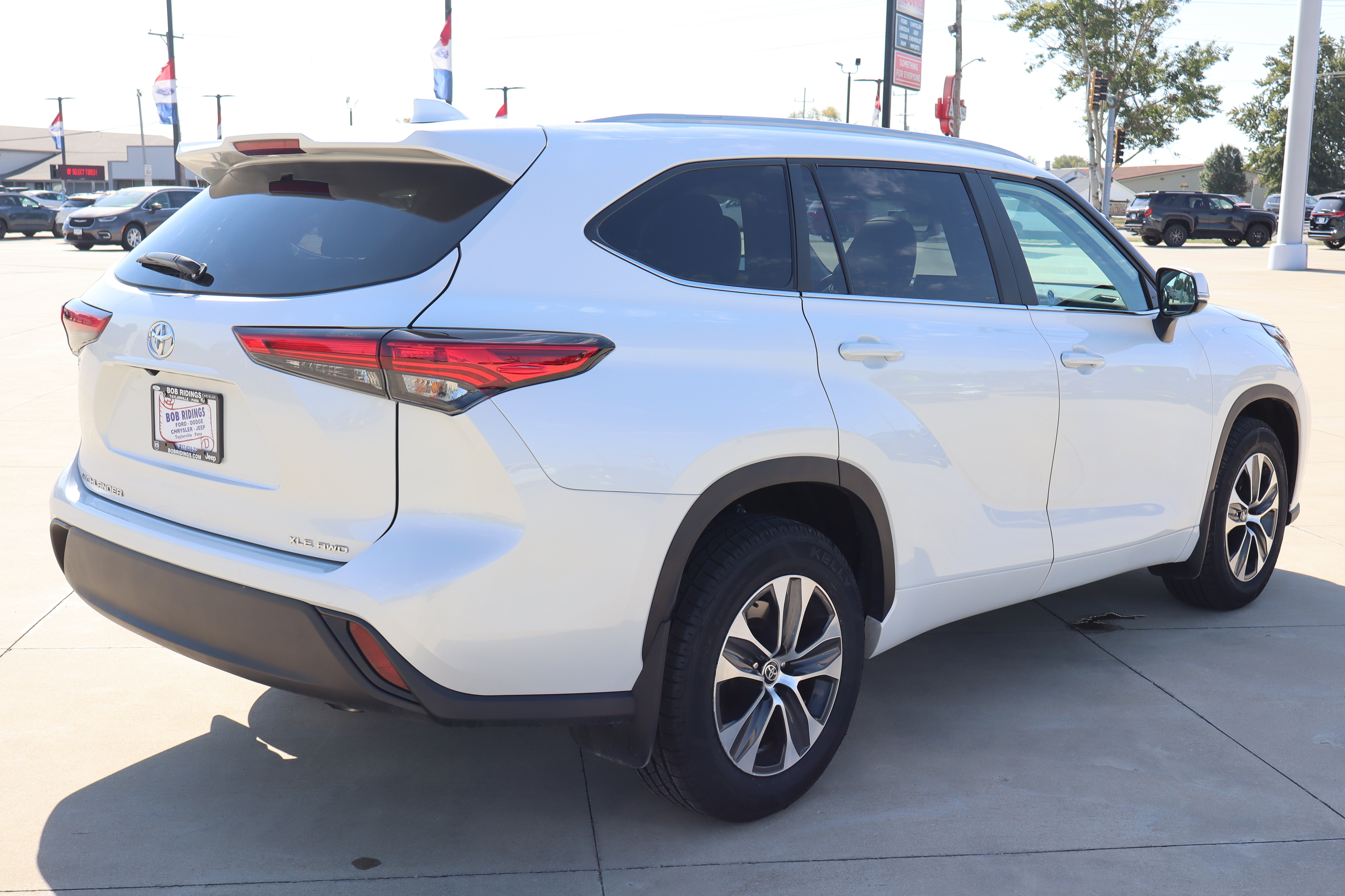 Used 2023 Toyota Highlander XLE AWD/4WD image 5