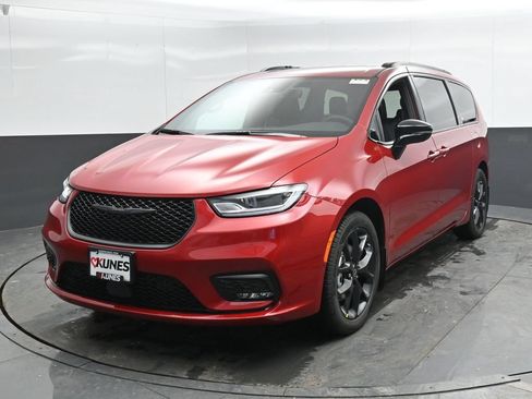 New 2026 Chrysler Pacifica Select w/ S Appearance Package FWD image 5