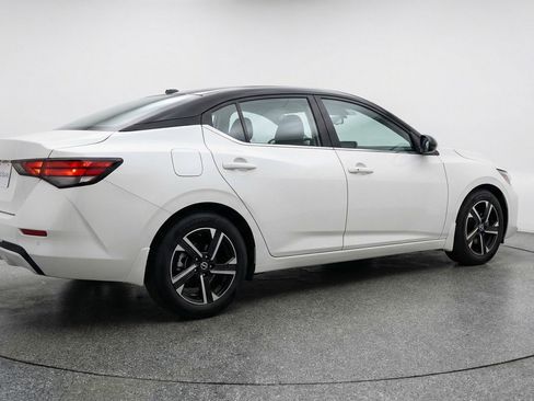 Used 2025 Nissan Sentra SV FWD image 9