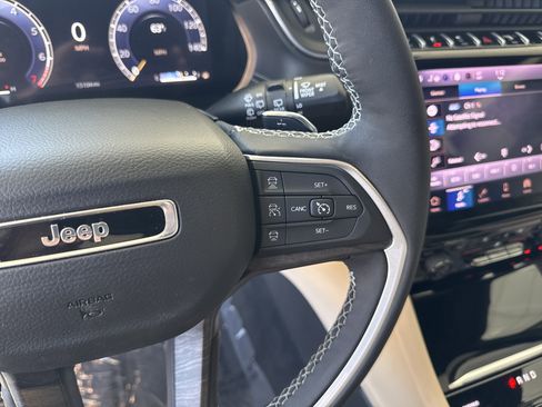 Used 2025 Jeep Grand Cherokee Limited w/ Luxury Tech Group II image 16