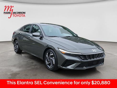 Used 2025 Hyundai Elantra SEL w/ Cargo Package FWD image 5