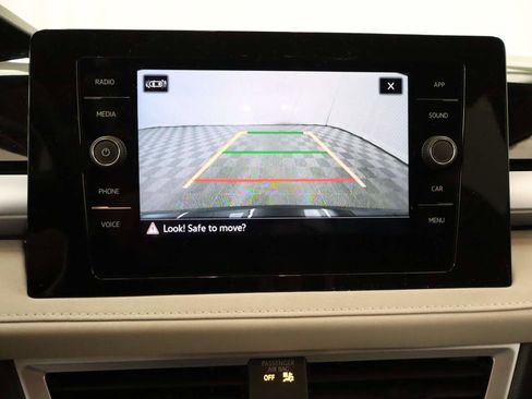 Used 2025 Volkswagen Taos SE image 9