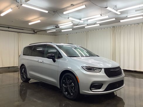 New 2026 Chrysler Pacifica Select w/ S Appearance Package image 4