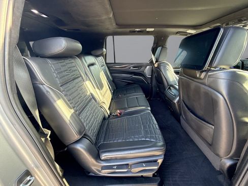 Used 2023 Cadillac Escalade ESV Sport Platinum w/ Heavy-Duty Trailer Package AWD/4WD image 17