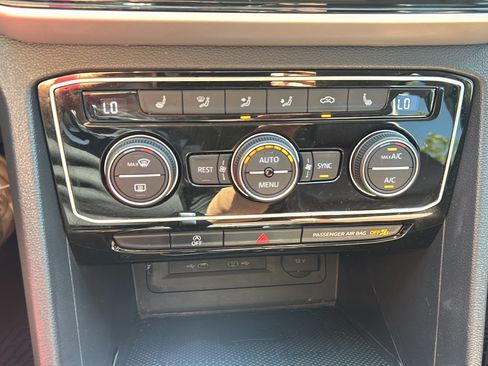 Used 2023 Volkswagen Atlas SE w/ Panoramic Sunroof Package FWD image 28
