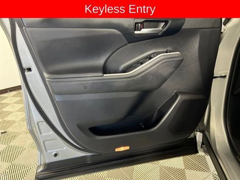 Used 2022 Toyota Highlander XSE image 11
