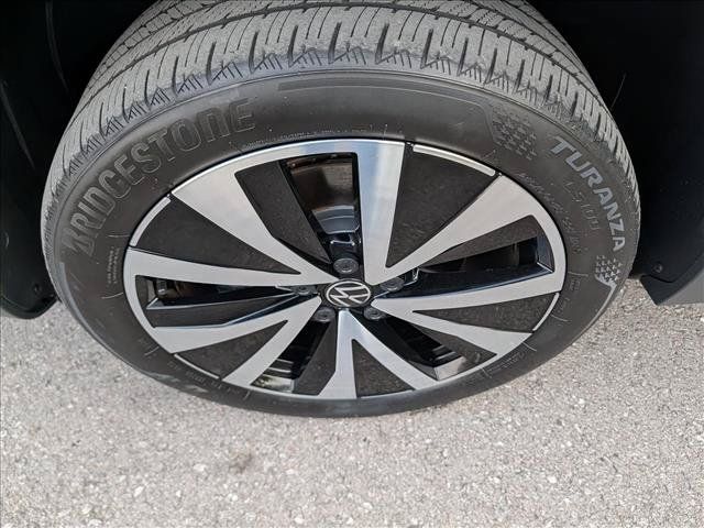 Certified 2023 Volkswagen Taos SE w/ Panoramic Sunroof Package FWD image 8