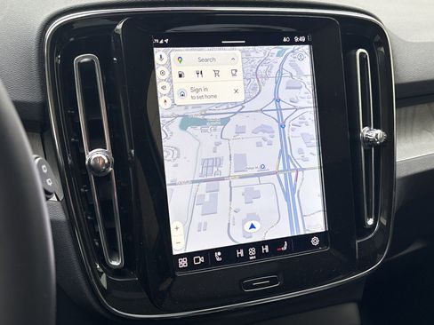 Used 2025 Volvo XC40 B5 Plus image 24