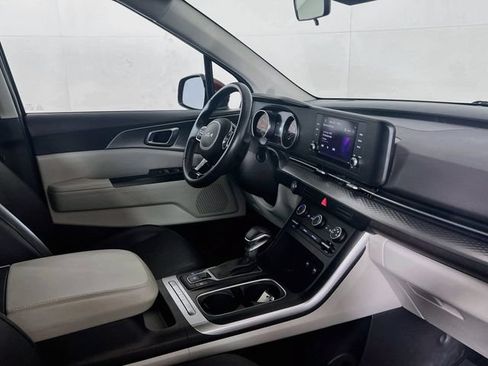 Used 2024 Kia Carnival LX FWD image 8