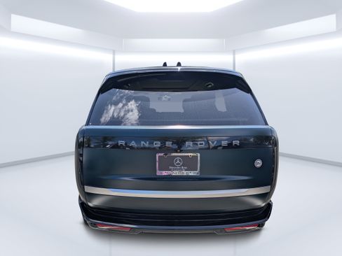 Used 2025 Land Rover Range Rover SV AWD/4WD image 4