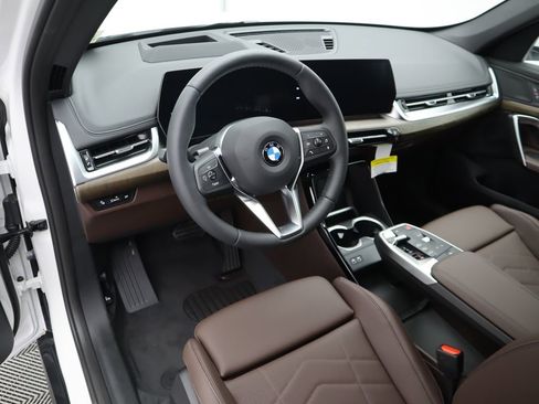 Used 2025 BMW X1 xDrive28i w/ Technology Package image 9