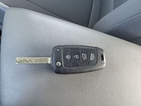 Used 2025 Hyundai Elantra SE FWD image 29