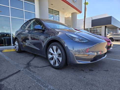 Used 2023 Tesla Model Y Long Range AWD/4WD image 2